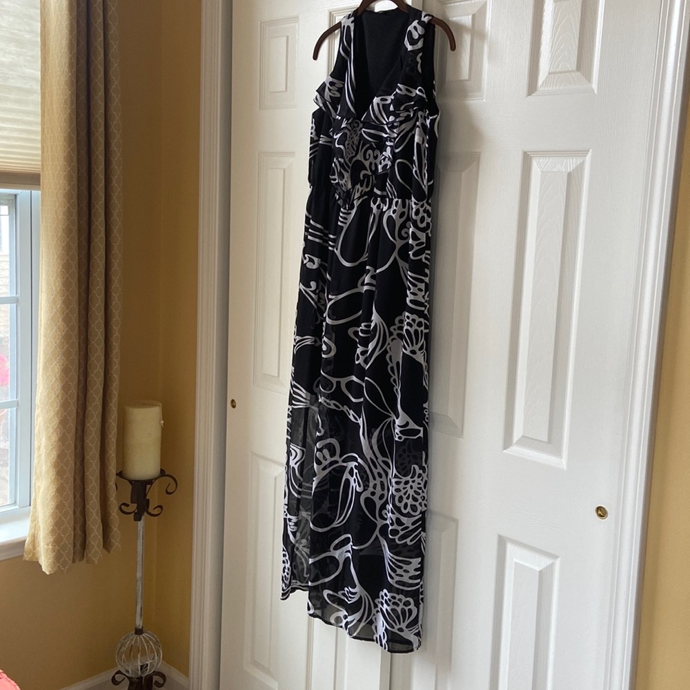 Beautiful flowy chiffon black & white maxi dress